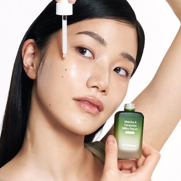 Восстанавливающая сыворотка с матчей и керамидами BY WISHTREND Matcha & Ceramide Milky Serum 30 мл &mdash; фото