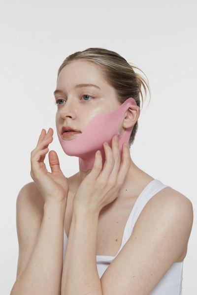 Гідрогелева ліфтинг-маска для контуру обличчя ROUND LAB Camellia Deep Collagen V Lifting Gel Mask, 10 g &mdash; фото