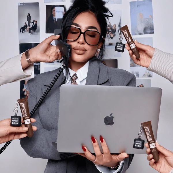 Бальзам-блиск для губ Espresso Noir WiSHLiST, 10 мл + Брелок "MOOD: MAMA BOSS" &mdash; фото