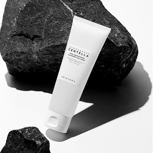 Очищающая гель-пенка для лица SKIN1004 Madagascar Centella Tone Brightening Cleansing Gel Foam, 125 мл &mdash; фото